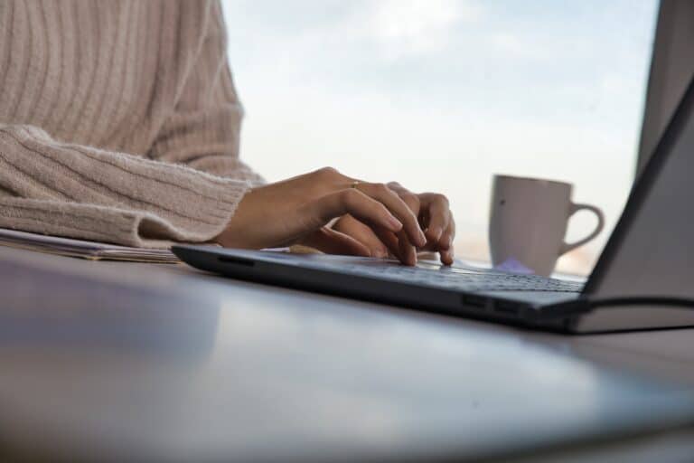 Therapeutin schreibt auf Laptop mit
